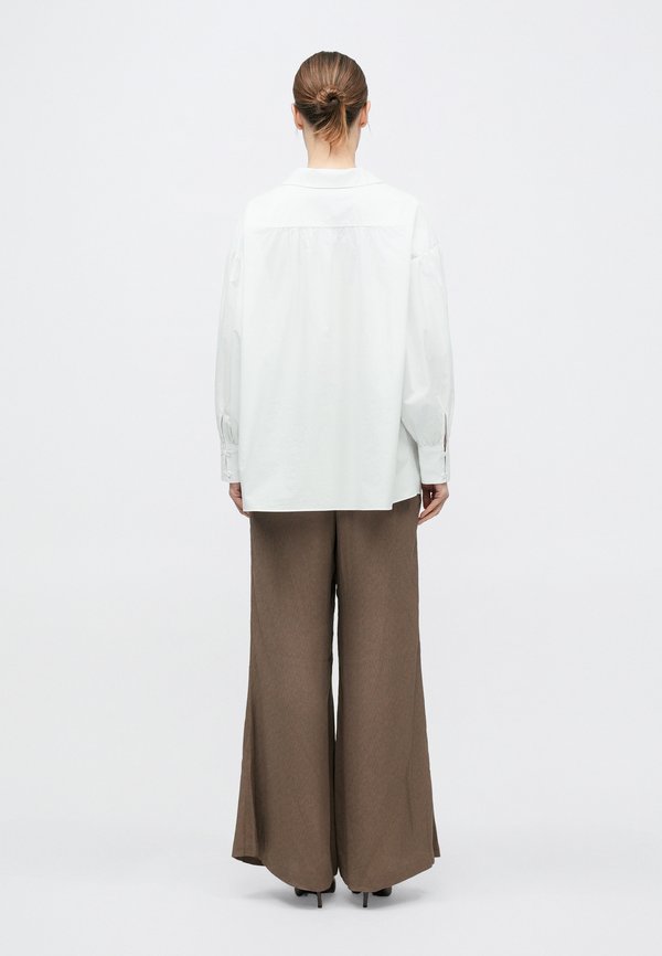 By Malene Birger LEONORA