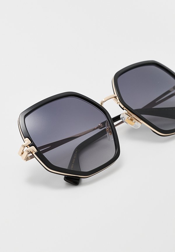 MARC JACOBS