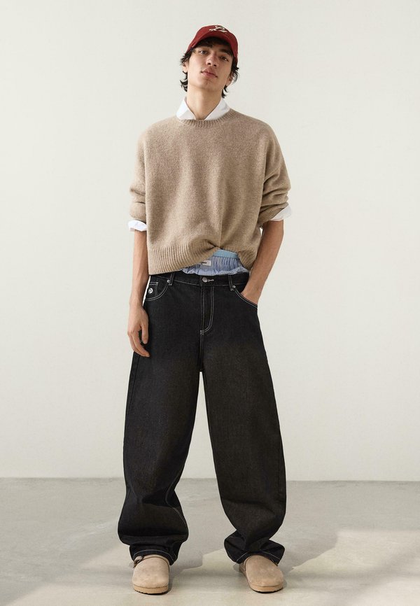 Bershka SUPER EMBROIDERED  - Baggy Jeans - black