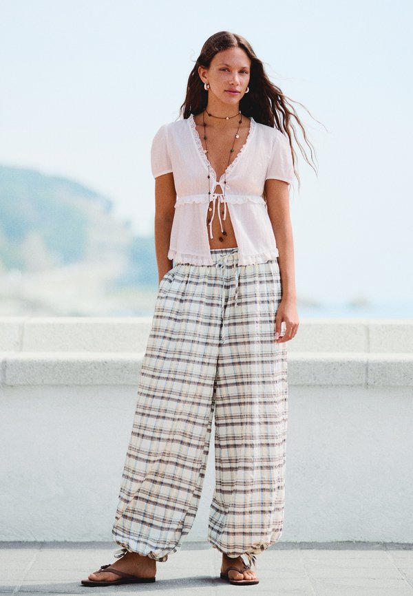 Bershka TROUSERS - Trousers - white
