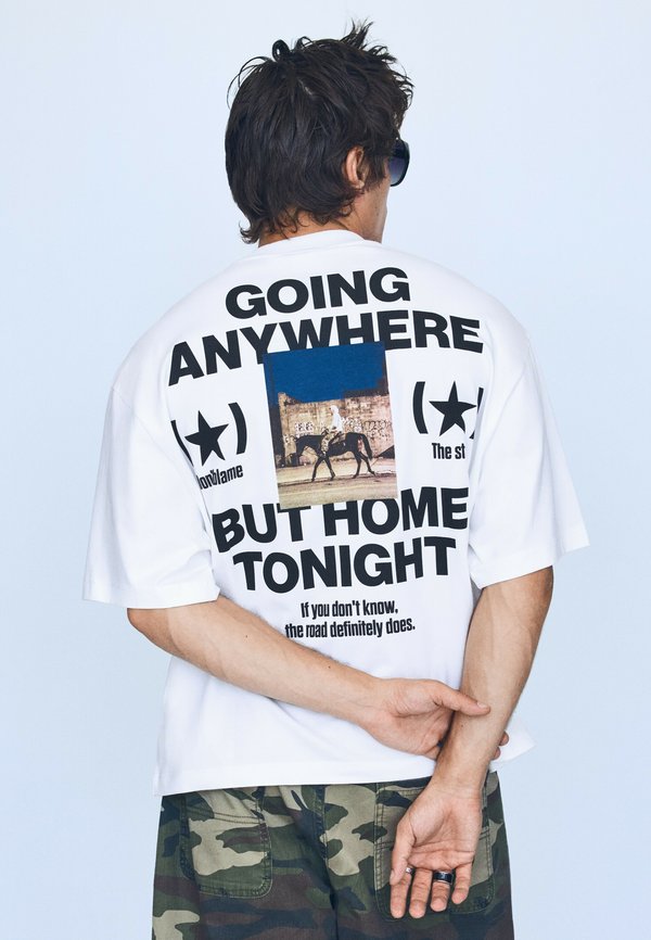 Bershka SHORT SLEEVE BOXY-FIT - PRINT T-SHIRT - Print T-shirt - white