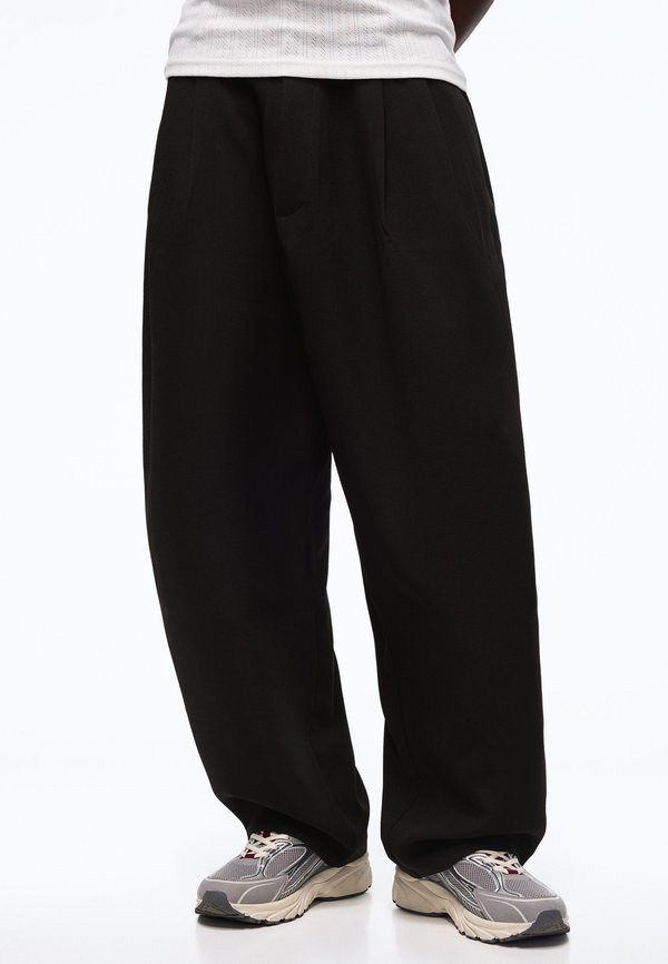 Bershka SUPER BAGGY - Trousers - black