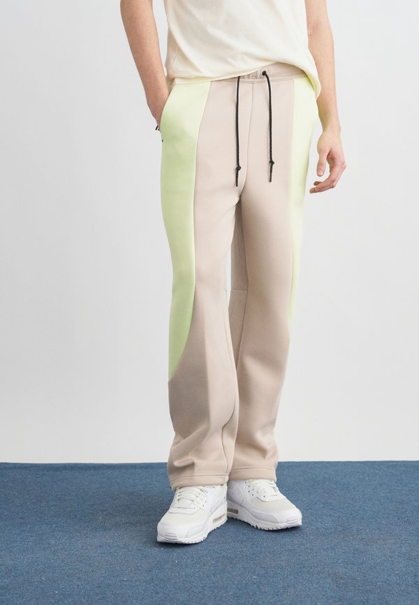Nike Sportswear M NK TECH FLC PRO CB OH PANT - Tracksuit bottoms - cream/light liquid lime/black