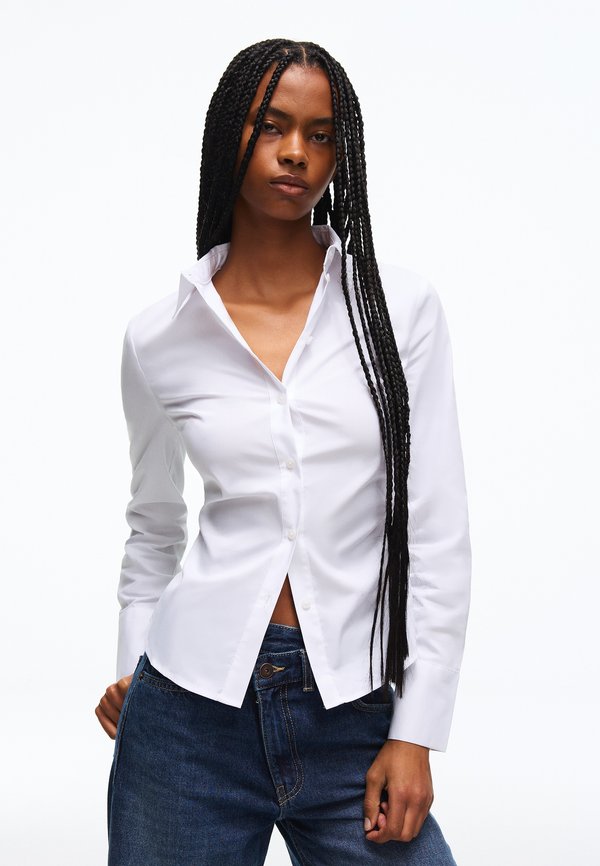 Bershka FITTED LONG SLEEVE SHIRT - Button-down blouse - white