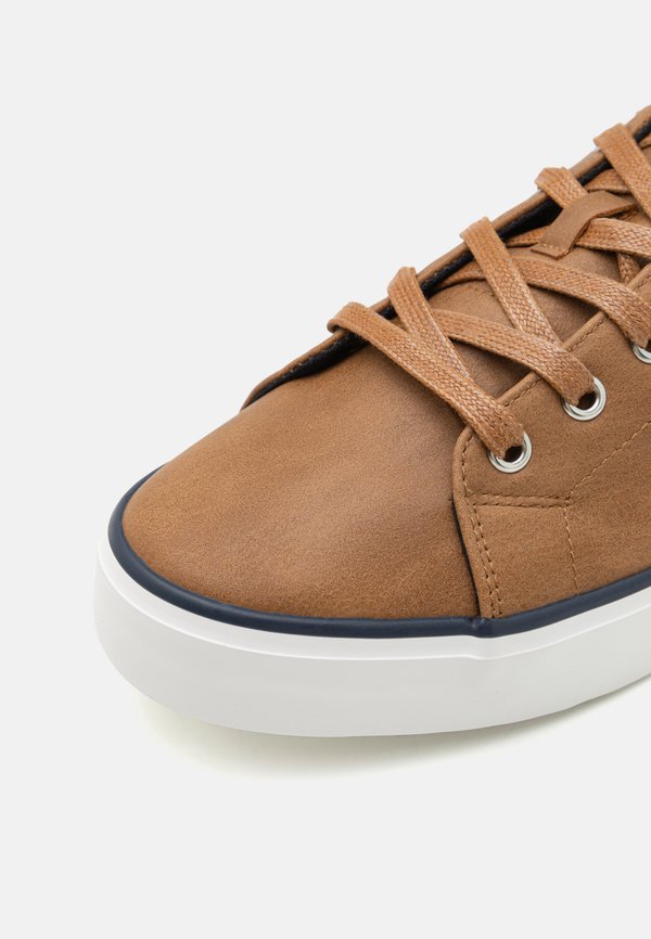 Pier One by Zalando