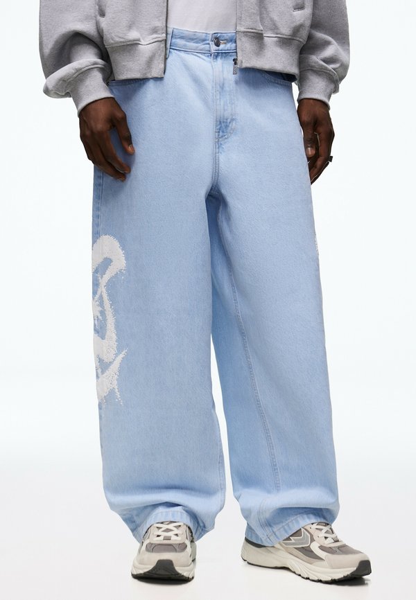 Bershka SUPER BAGGY PRINT -  JEANS - Baggy Jeans - light blue