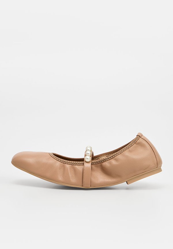 Stuart Weitzman GOLDIE