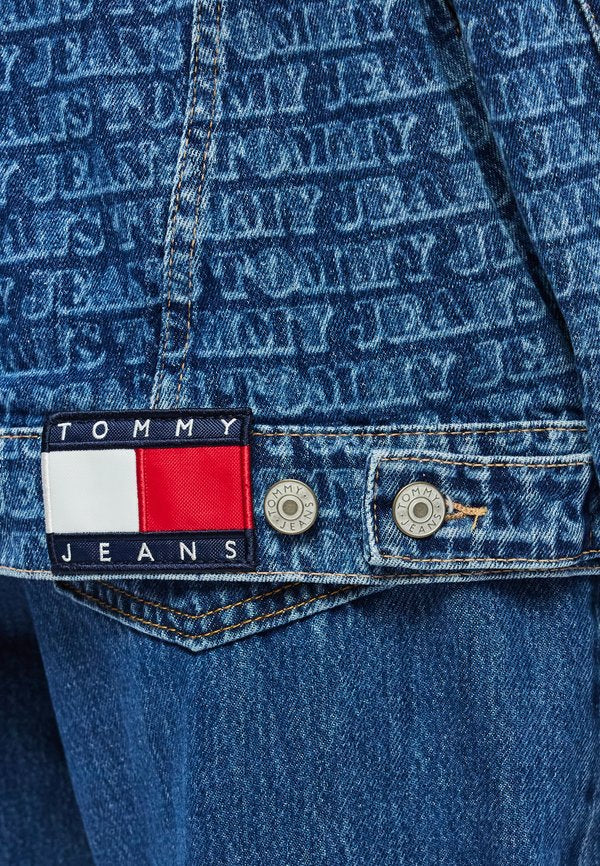 Tommy Jeans SPELL-OUT LOGO OVERSIZED DENIM TRUCKER JACKET