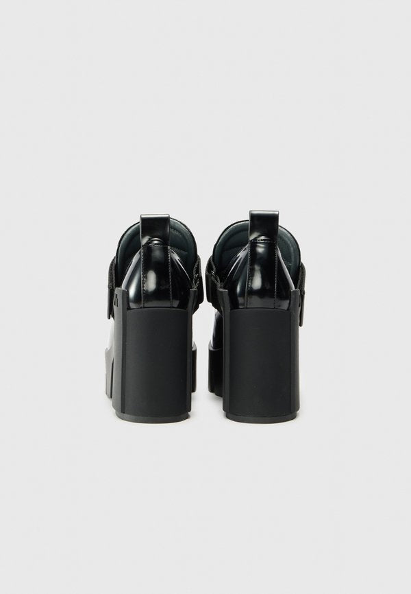 United Nude