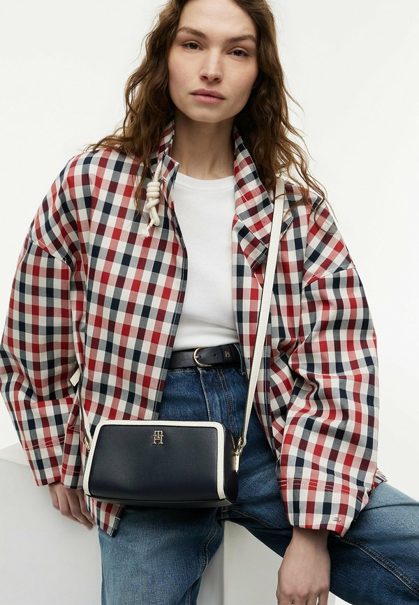 Tommy Hilfiger TOMMY HILFIGER COLOUR-BLOCKED TH MONOGRAM CROSSBODY CAMERA BAG - Cross body bag - space blue