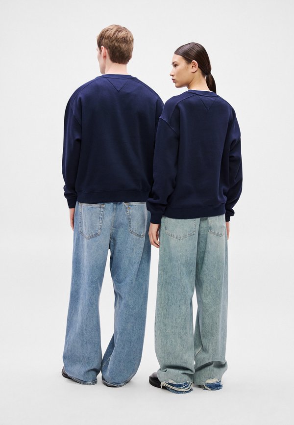 Tommy Jeans 90S LOGO APPLIQUÉ FLEECE SWEATSHIRT