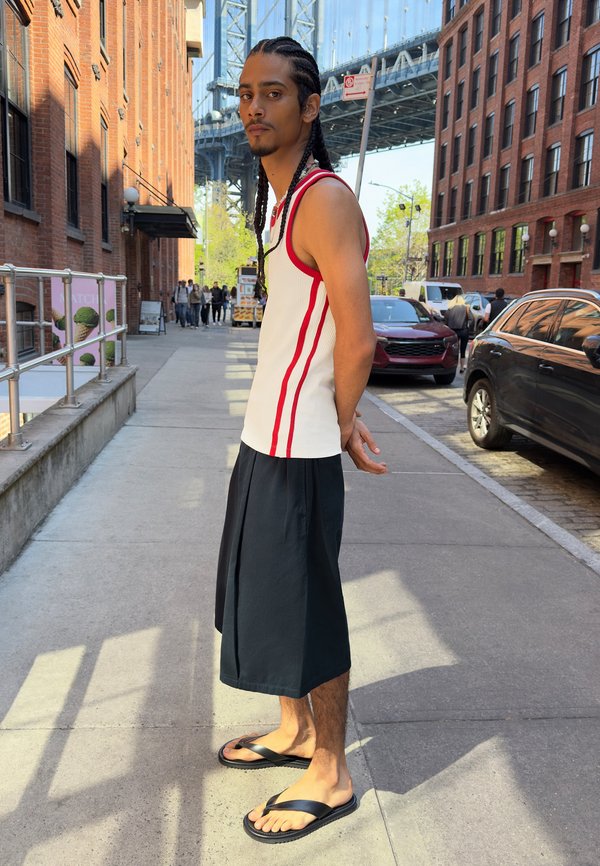 Bershka WIDE-LEG PLEATED - BERMUDA SHORTS - Shorts - royal blue