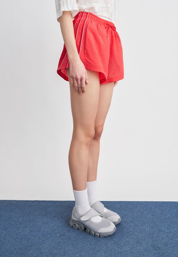 adidas Originals SANTIAGO  - Shorts - semi lucid red