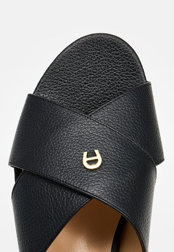 AIGNER LEONORA