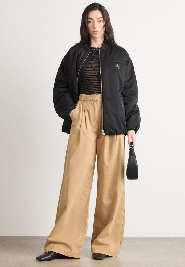 Tommy Jeans PLEATED TWILL WIDE LEG CHINOS