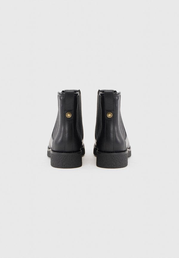 Clarks NELLA