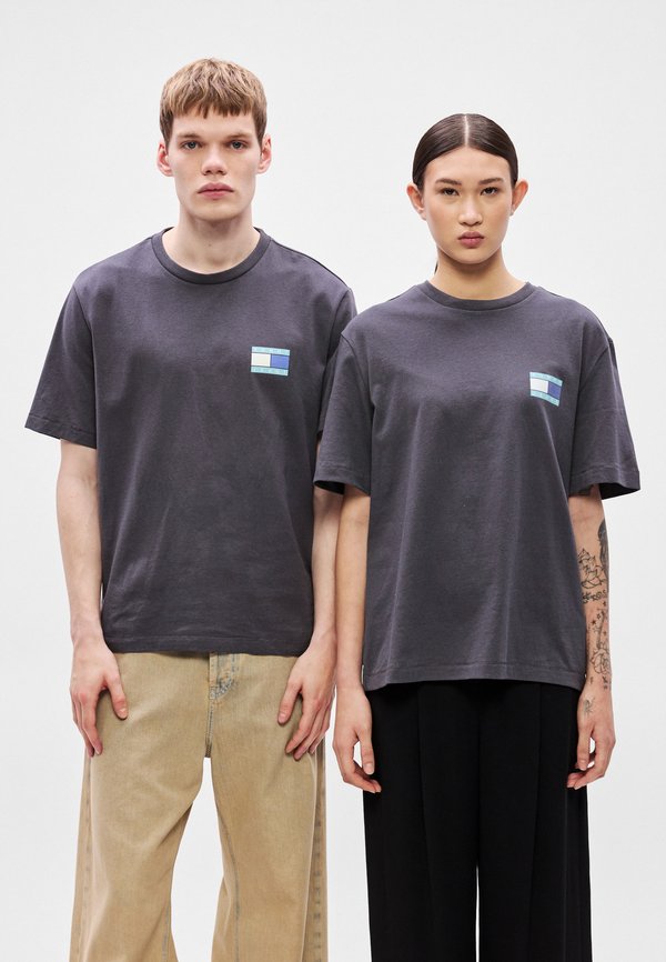 Tommy Jeans 90S MULTI BACK LOGO T-SHIRT