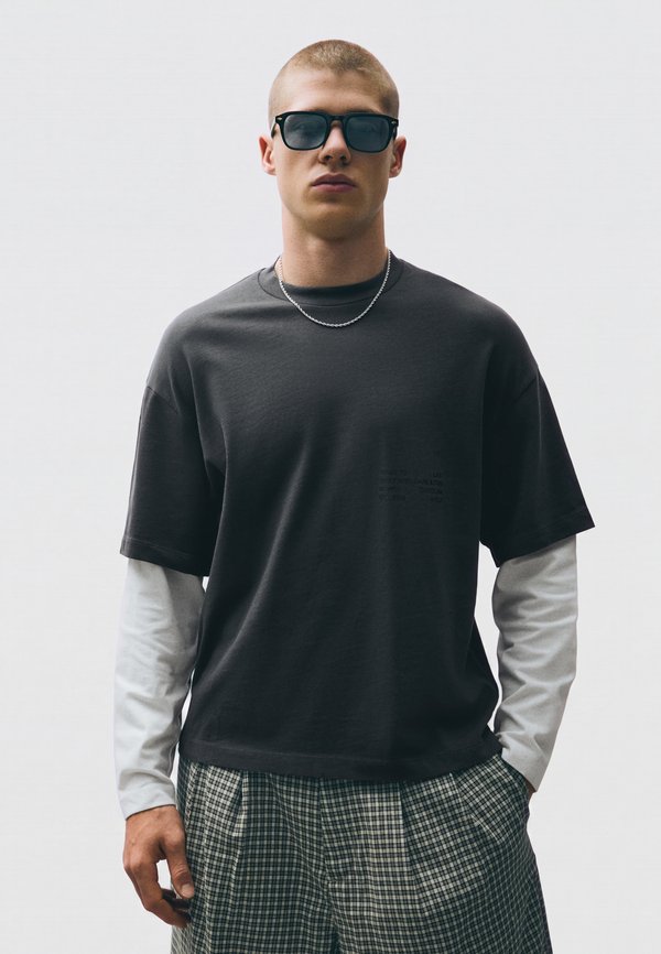 Bershka CONTRAST DOUBLE-SLEEVE - T-SHIRT - Long sleeved top - dark grey
