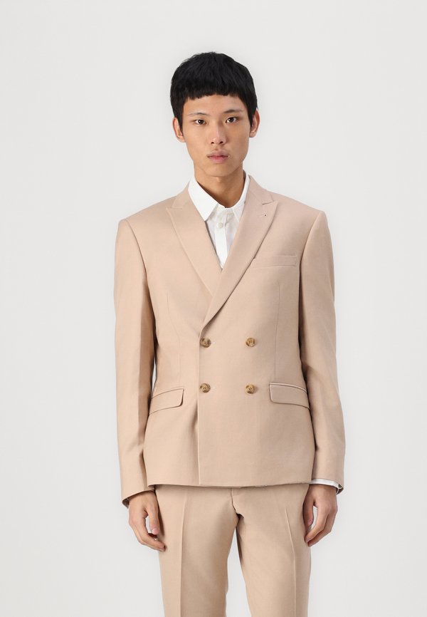 Isaac Dewhirst THE FASHION PEAK SUIT SLIM