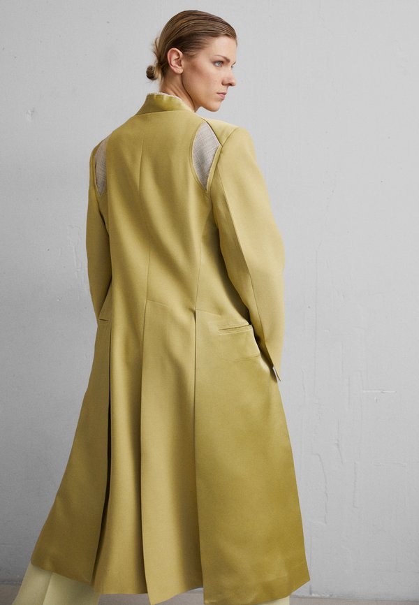 Victoria Beckham PLEAT DETAIL COAT