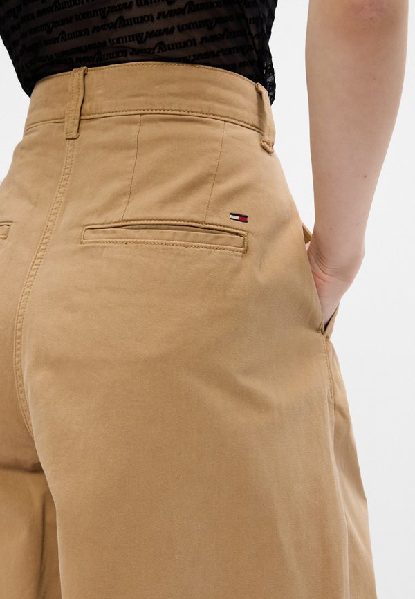 Tommy Jeans PLEATED TWILL WIDE LEG CHINOS