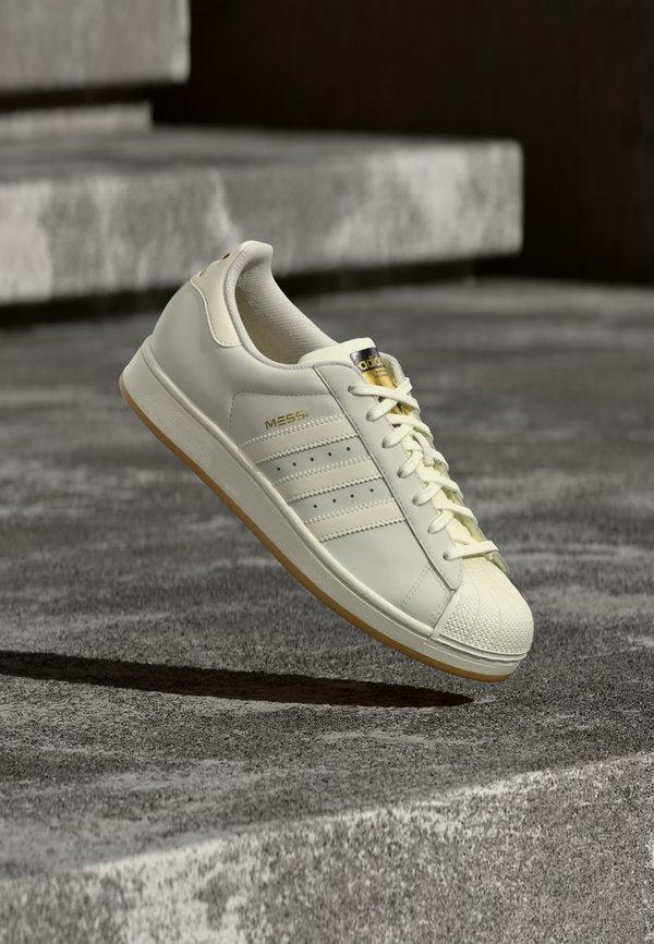 adidas Originals SUPERSTAR MESSI - Trainers - ivory/gold-coloured metallic