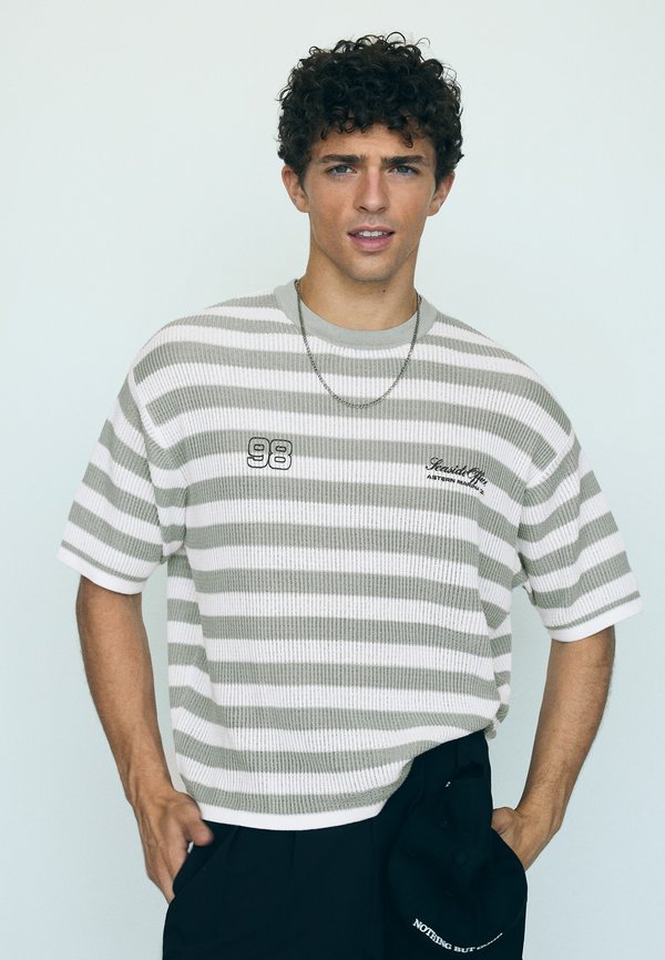 Bershka TEXTURED STRIPED SHORT SLEEVE - T-SHIRT - Print T-shirt - green